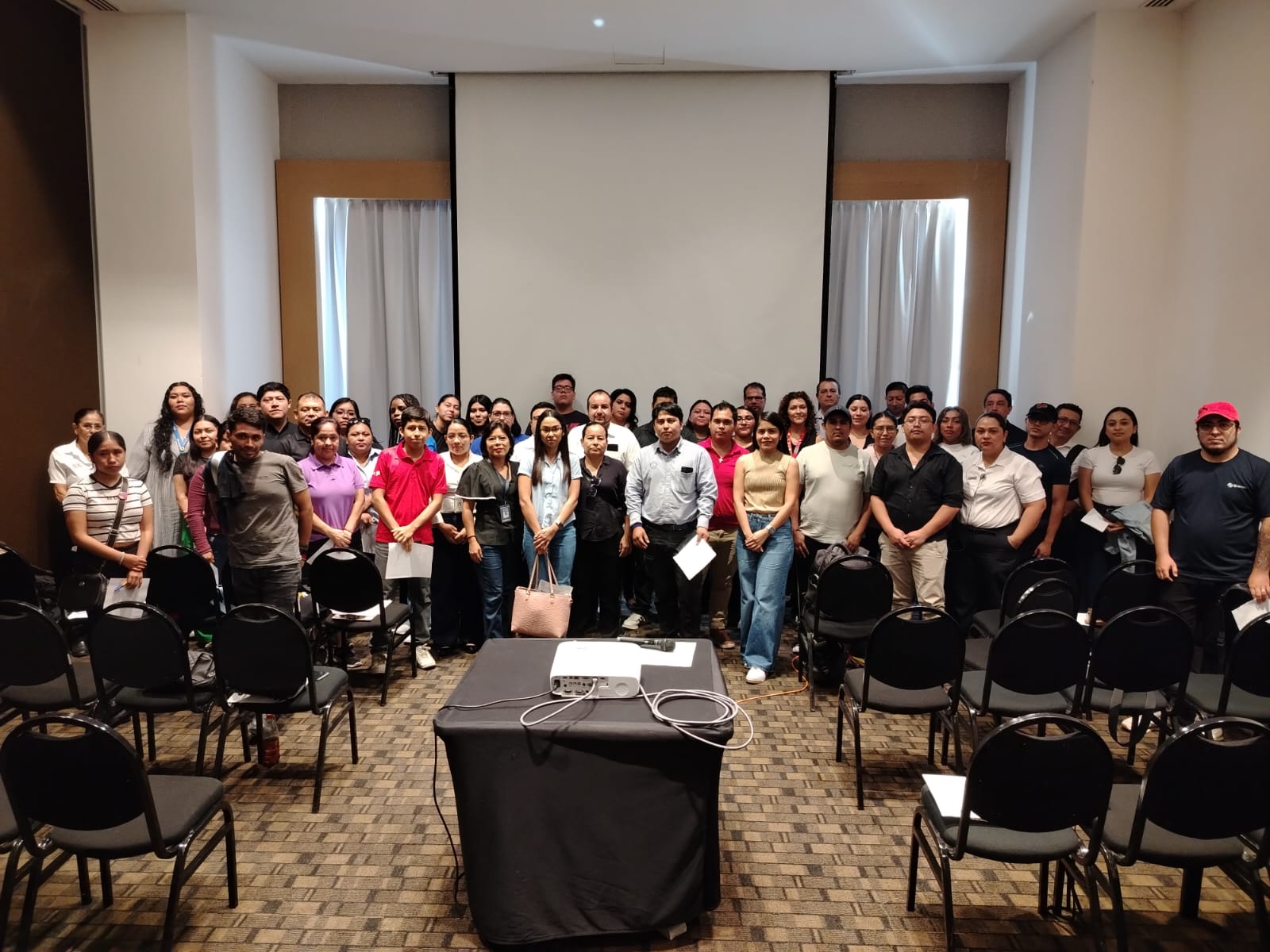 Foto grupal de los asistentes a la capacitación de gestión de residuos de SIRESOL Cancún en Malecón Américas, Cancún, julio 2026