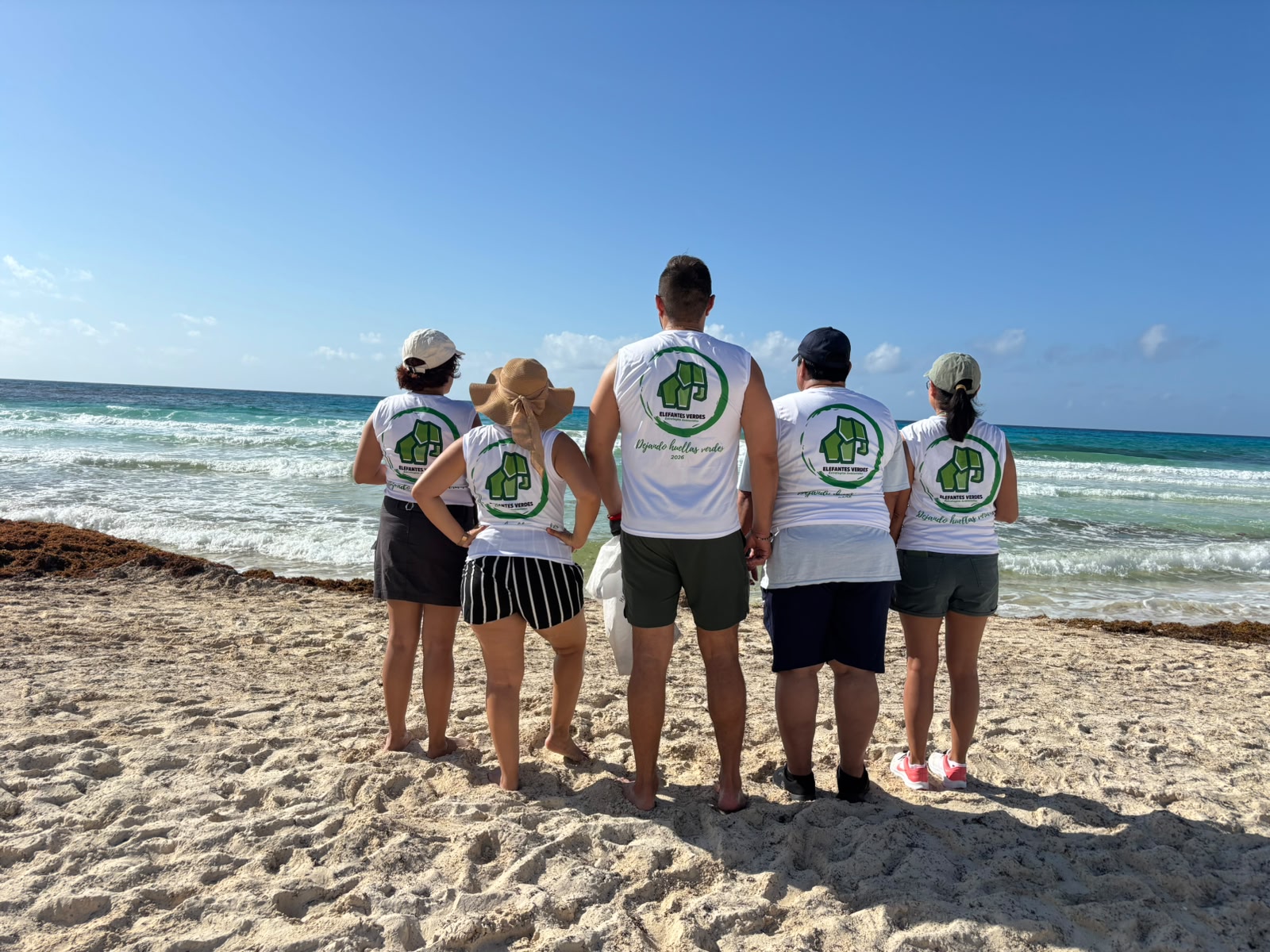 Equipo Elefantes Verdes frente al mar Caribe durante la limpieza de Playa Gaviota Azul, Cancún, junio 2026